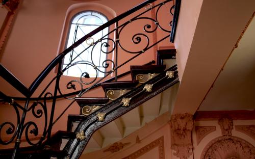 Ozdobna poręcz schodów, wnętrze kamienicy przy ulicy Brebeckiego, fot. Maciej 